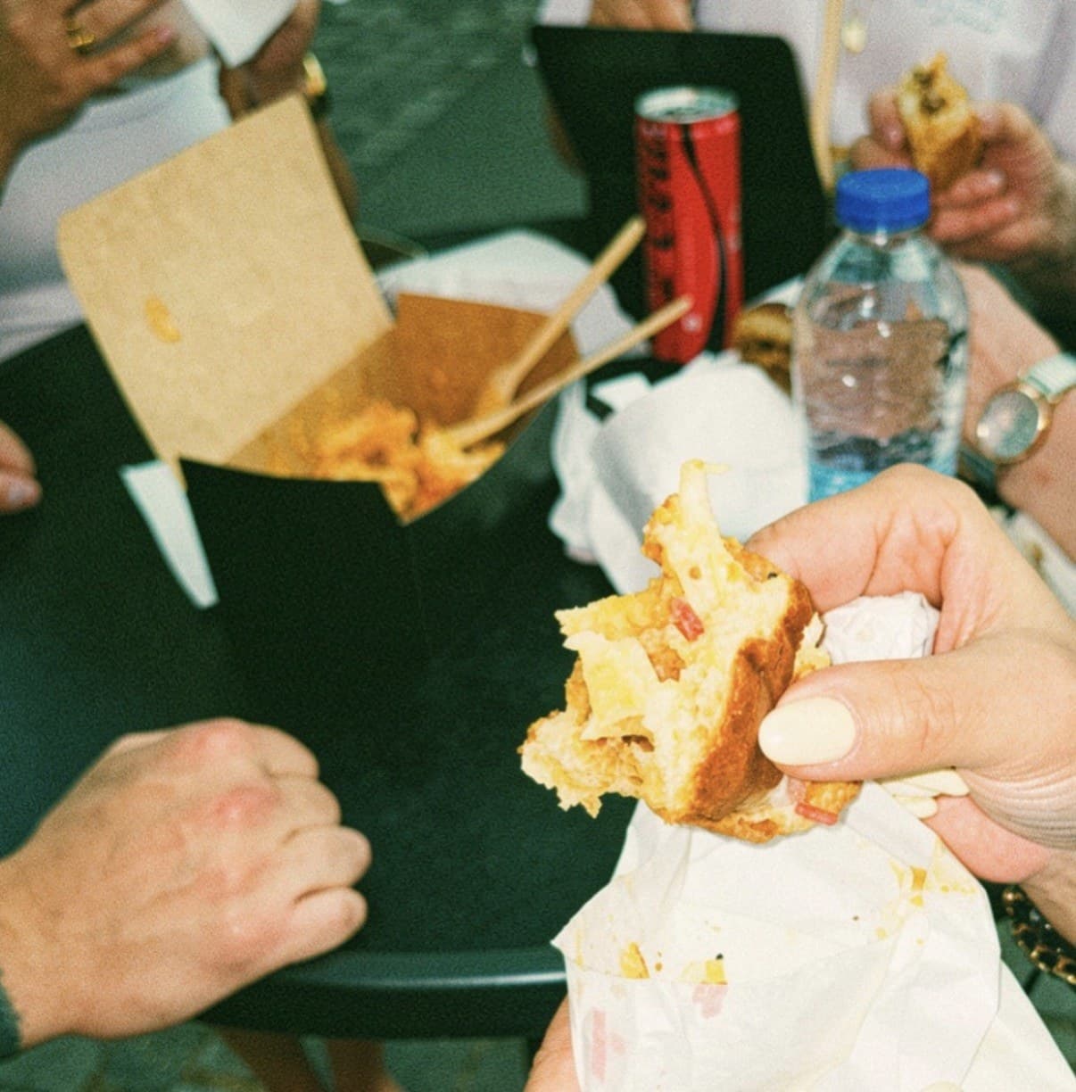 Angebissenes Pappou’s Sandwich in der Hand