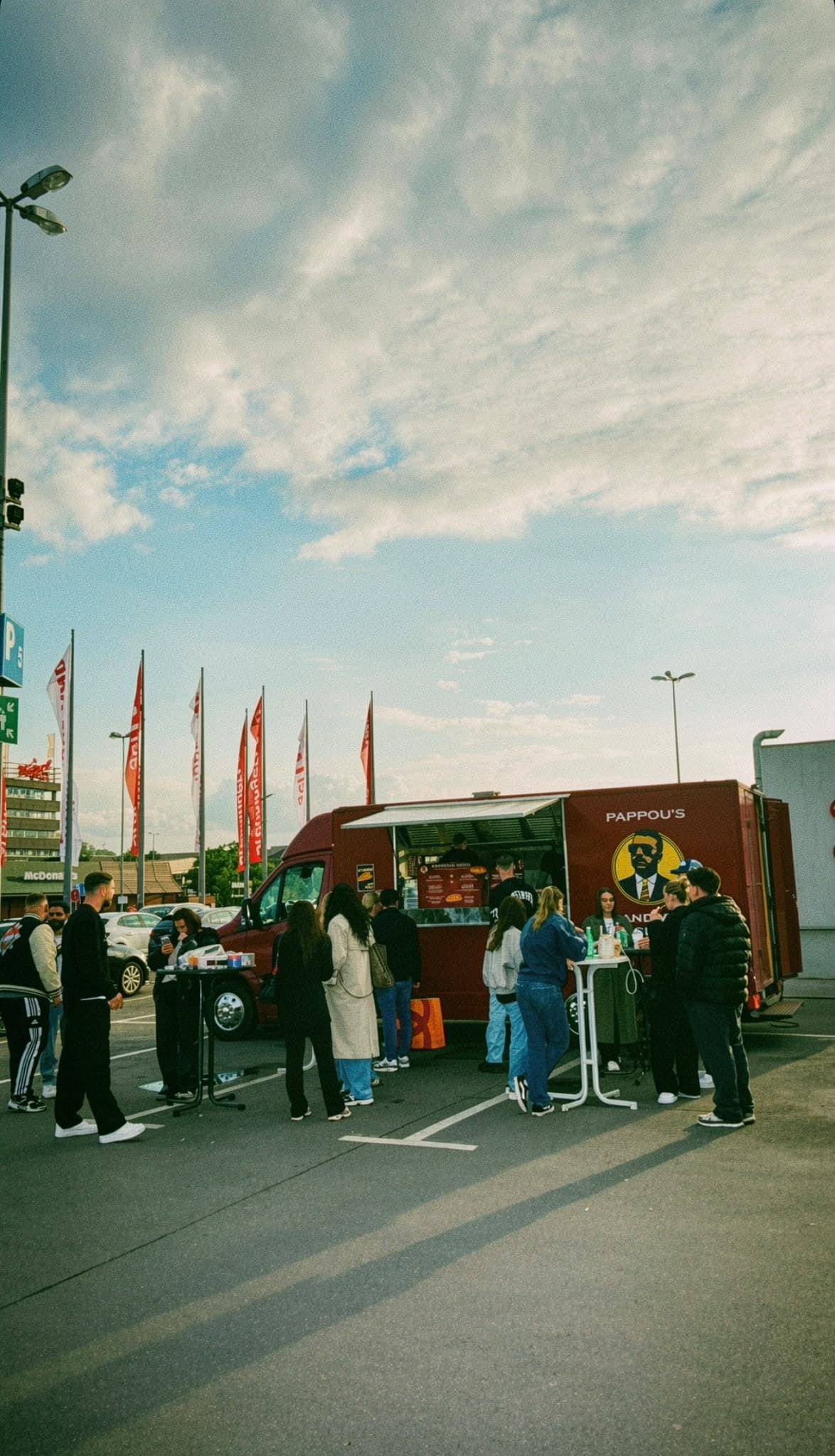 Pappou’s Foodtruck mit Gästen am Breuningerland Ludwigsburg
